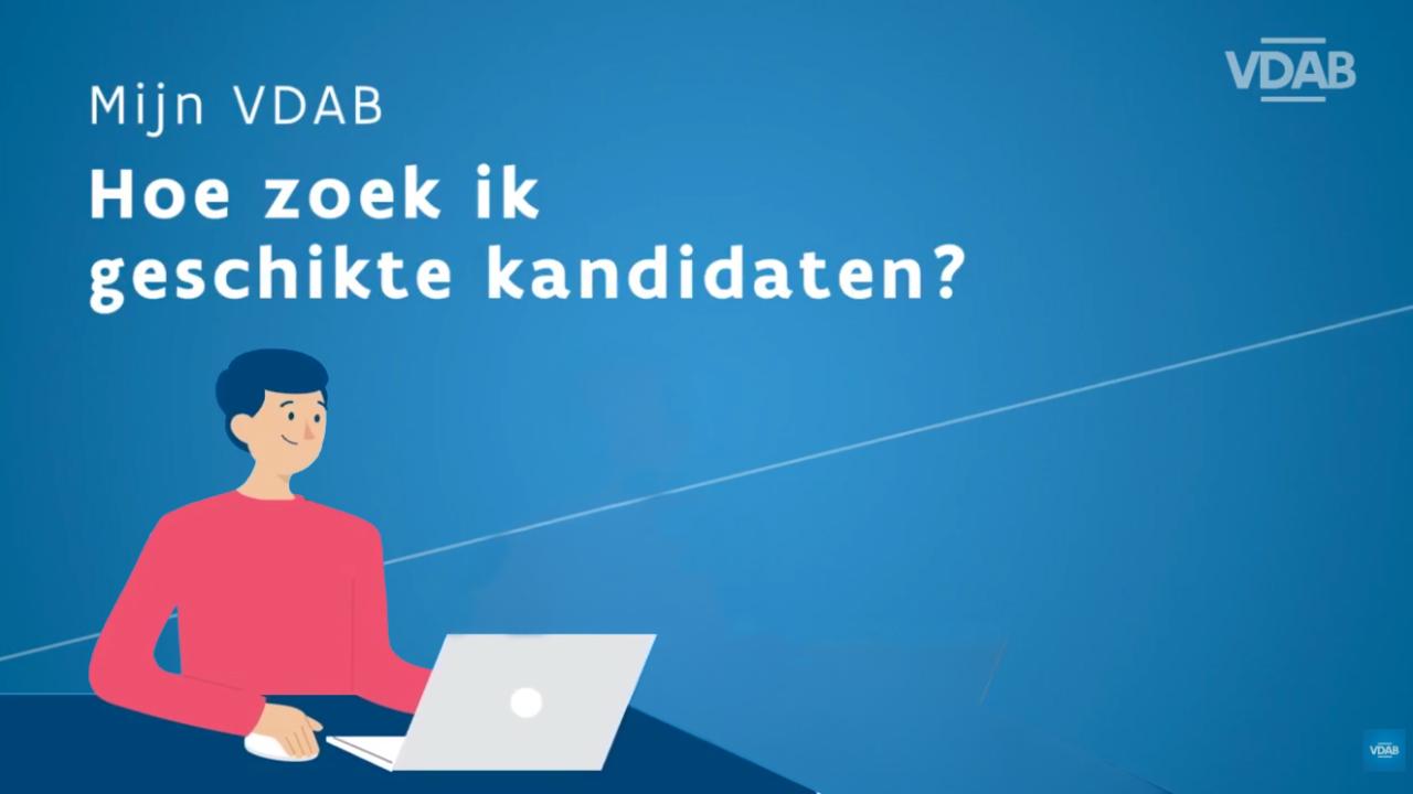 Man werkt aan laptop